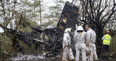 Stire din Actualitate : Tragedie aviatică în Columbia. Avion cu zeci de oameni la bord, inclusiv o echipă de fotbal, prăbușit. Pilotul, un erou!