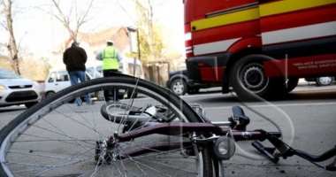 Stire din Eveniment : Un biciclist a murit după ce s-a dezechilibrat din cauza vântului și a fost lovit de o mașină