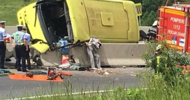 ACCIDENT RUTIER CUMPLIT. PATRU MORȚI ȘI 22 RĂNIȚI, DUPĂ CE UN AUTOCAR PLIN CU COPII S-A RĂSTURNAT - 3