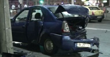 Stire din Eveniment : GRAV ACCIDENT RUTIER! Un șofer băut a lovit șase mașini și a dat peste o femeie  aflată în stație