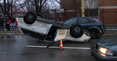 Stire din Eveniment : Accident rutier cu urmări grave produs de un PREOT BĂUT LA VOLAN! GALERIE FOTO