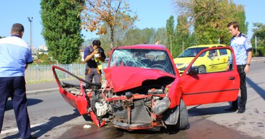 Un șofer neatent a intrat cu mașina direct în stâlp - 2