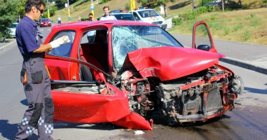 Un șofer neatent a intrat cu mașina direct în stâlp - 3