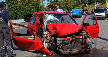 Un șofer neatent a intrat cu mașina direct în stâlp - 4