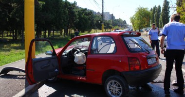 Un șofer neatent a intrat cu mașina direct în stâlp - 5