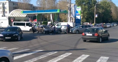 Galerie foto: Accident cu trei autoturisme, la intersecția străzilor Caraiman cu Mangaliei - 3