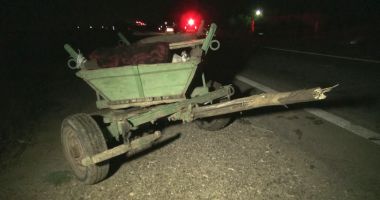 Stire din Social : Șase răniți și o persoană inconștientă, după ce un autoturism a acroșat o căruță