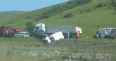 VIDEO. TRAGEDIE RUTIERĂ! UN MORT ȘI CINCI RĂNIȚI, DUPĂ CE O MAȘINĂ S-A IZBIT DE O AUTOUTILITARĂ - 2
