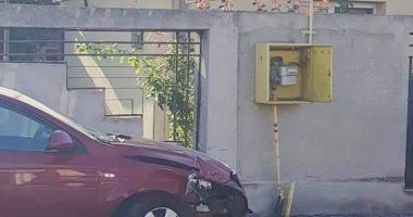 Stire din Eveniment : Accident în cartierul Coiciu. O mașină a intrat într-o conductă de gaze