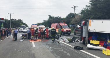 Stire din Eveniment : Trei tineri răniți grav într-un accident, pe drumul spre Costinești