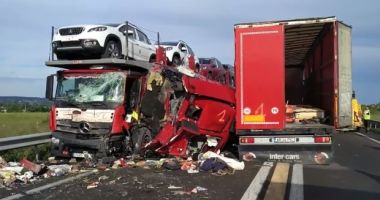 Stire din Eveniment : TRAGEDIA ZILEI! Accident cu cinci camioane în Franța. Un șofer român A MURIT PE LOC - FOTO