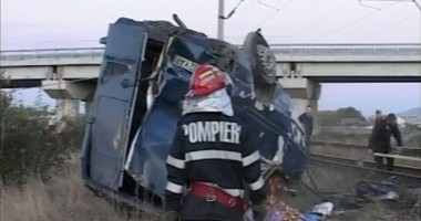 Stire din Eveniment : Accident teribil la Olimp: Microbuz de transport elevi, lovit de tren