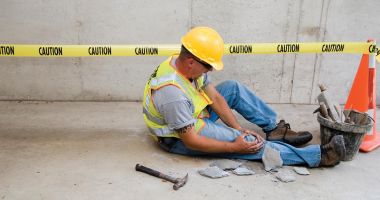 Stire din Social : Un lăcătuş mecanic s-a dezechilibrat şi s-a tăiat în zona bicepsului femural