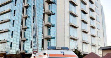 Lipsa scărilor de la un hotel în construcție i-a pus în încurcătură pe medici - 2