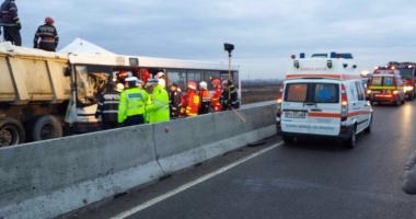 ACCIDENT GRAV pe Autostradă. Microbuz PLIN DE PASAGERI făcut praf