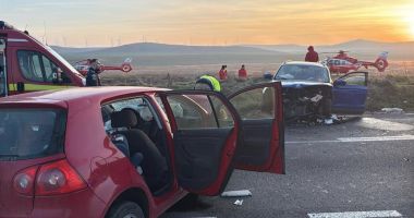 Stire din Eveniment : Trei persoane, rănite după ce două autoturisme s-au ciocnit pe DN 22 Tulcea-Constanţa