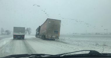COD PORTOCALIU DE VISCOL / Accidente în județul Constanța. Utilaj de deszăpezire, băgat în șanț de un camion - 4