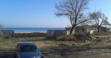 Galerie Foto. Accident în lanț la Eforie. O mașină a derapat din cauza poleiului și s-a înfipt într-un pom. SMURD-ul sosit, izbit de altă mașină - 2