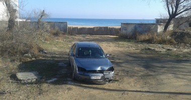 Galerie Foto. Accident în lanț la Eforie. O mașină a derapat din cauza poleiului și s-a înfipt într-un pom. SMURD-ul sosit, izbit de altă mașină - 3