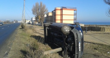 Galerie Foto. Accident în lanț la Eforie. O mașină a derapat din cauza poleiului și s-a înfipt într-un pom. SMURD-ul sosit, izbit de altă mașină - 5
