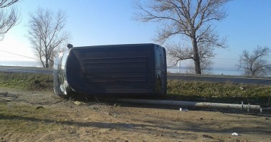 Galerie Foto. Accident în lanț la Eforie. O mașină a derapat din cauza poleiului și s-a înfipt într-un pom. SMURD-ul sosit, izbit de altă mașină - 6