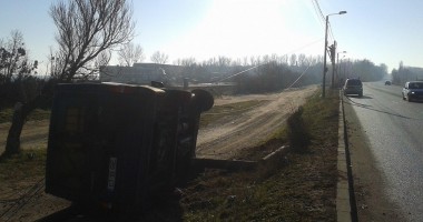 Galerie Foto. Accident în lanț la Eforie. O mașină a derapat din cauza poleiului și s-a înfipt într-un pom. SMURD-ul sosit, izbit de altă mașină - 7