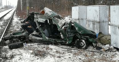 Stire din Eveniment : Două persoane au murit, după ce mașina în care se aflau a fost lovită de tren