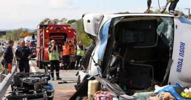 Stire din Actualitate : Autocar plin cu turiști, implicat într-un grav accident rutier: 44 morți, 11 răniți