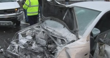 Stire din Eveniment : FOTO / Cinci mașini s-au ciocnit și una a luat foc după o depășire periculoasă pe străzile Timișoarei