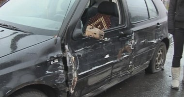 FOTO / Cinci mașini s-au ciocnit și una a luat foc după o depășire periculoasă pe străzile Timișoarei - 2