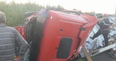 ACCIDENT VIOLENT. UN TIR S-A CIOCNIT CU O DUBĂ. UNUL DINTRE ȘOFERI A MURIT
