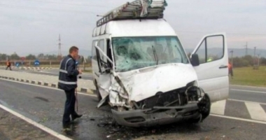 Stire din Eveniment : Grav accident rutier. Un microbuz și un TIR s-au ciocnit. 16 victime