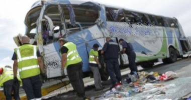 Stire din Eveniment : Grav accident rutier! Un autocar cu 46 de pasageri s-a răsturnat