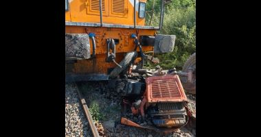 Stire din Eveniment : Un bărbat a supraviețuit miraculos după ce tractorul său a fost lovit de un tren, în Botoșani