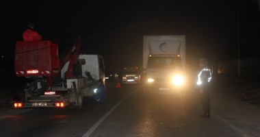 Stire din Eveniment : Stâlp dărâmat de un tir la Hanul Piraților