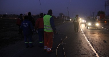 Stire din Eveniment : Stâlpul dărâmat la Hanul Piraților a îngreunat circulația în zonă (GALERIE FOTO)
