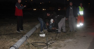 Stâlpul dărâmat la Hanul Piraților a îngreunat circulația în zonă (GALERIE FOTO) - 4