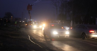 Stâlpul dărâmat la Hanul Piraților a îngreunat circulația în zonă (GALERIE FOTO) - 2