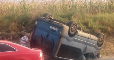 GRAV ACCIDENT! 10 persoane au fost rănite după ce un microbuz cu muncitori a lovit o mașină
