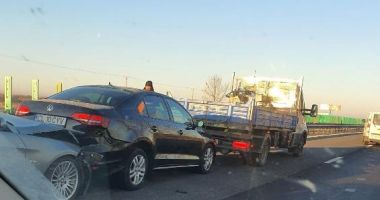 Cinci maşini implicate într-un accident pe A2, mai multe persoane sunt rănite