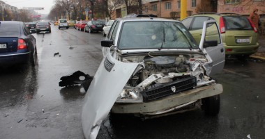 Stire din Eveniment : Autoturisme distruse într-un accident rutier, la Dacia (GALERIE FOTO)