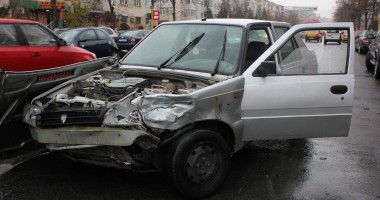 Stire din Eveniment : Trei mașini implicate într-un accident rutier, la Dacia