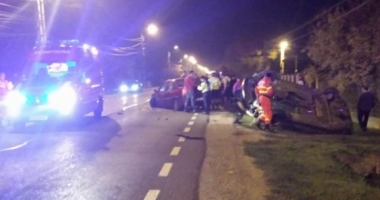 Stire din Eveniment : Mașină răsturnată într-un accident rutier. Un bebeluș și mama sa, victime