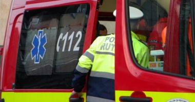 Stire din Eveniment : UPDATE O mașină s-a răsturnat în Cotu Văii. Două persoane scoase din autoturism