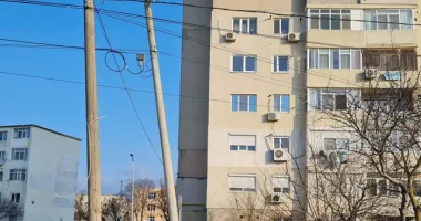 Stire din Eveniment : Accident pe strada Portului, din Mangalia. Un autoturism a intrat într-un stâlp