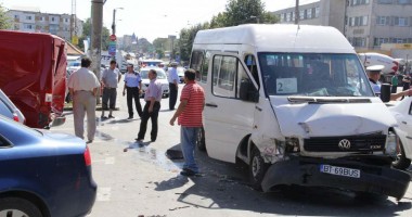Accident  în Constanța.  O mașină a intrat într-un microbuz