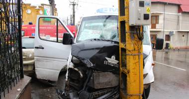 Stire din Eveniment : GALERIE FOTO / Microbuz burdușit  cu pasageri, la un pas  de tragedie în centrul Constanței. 23 de persoane au ajuns la spital