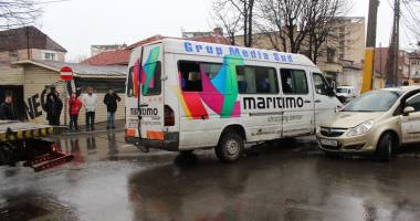 GALERIE FOTO / Microbuz burdușit  cu pasageri, la un pas  de tragedie în centrul Constanței. 23 de persoane au ajuns la spital - 3