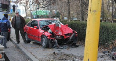 Stire din Eveniment : Și-a făcut BMW-ul "armonică"  (galerie foto)