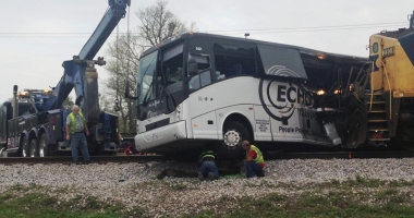 Stire din Actualitate : Accident în Mississippi: Cel puțin 4 morți și numeroși răniți după ce un tren de marfă a lovit un autobuz cu pasageri